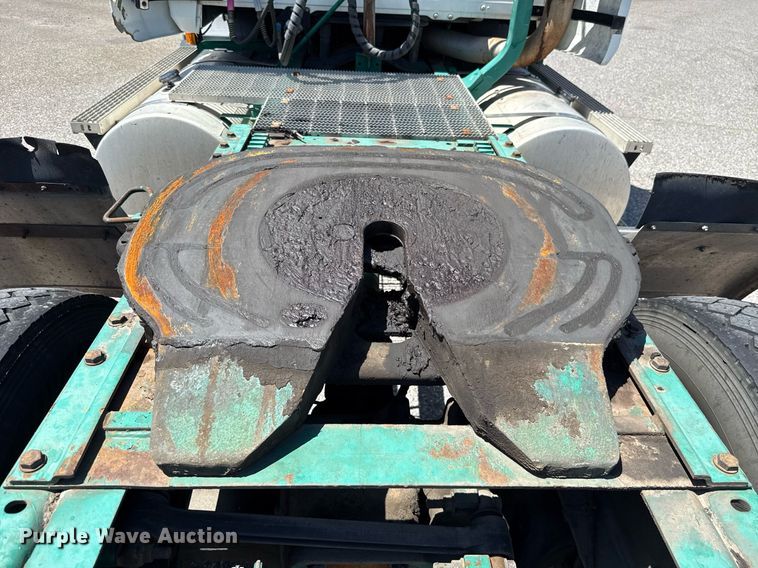 image for item DO7175 2001 Mack CHU612 semi truck