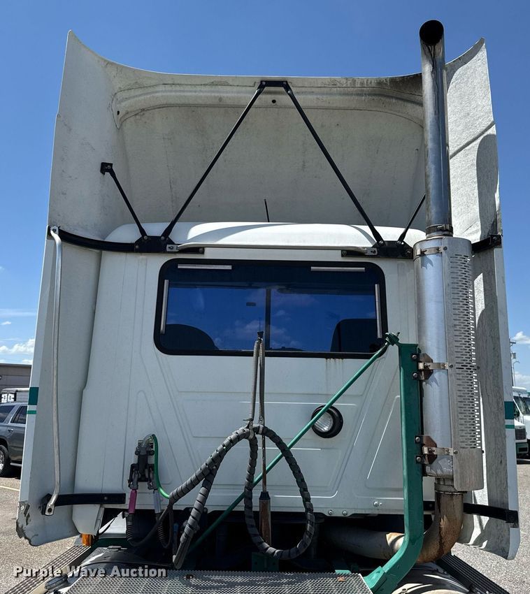 image for item DO7175 2001 Mack CHU612 semi truck