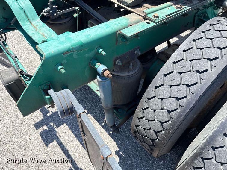 image for item DO7175 2001 Mack CHU612 semi truck