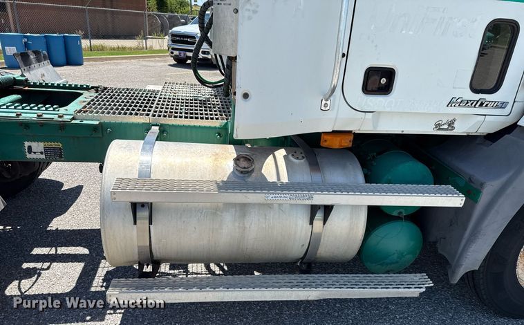 image for item DO7175 2001 Mack CHU612 semi truck