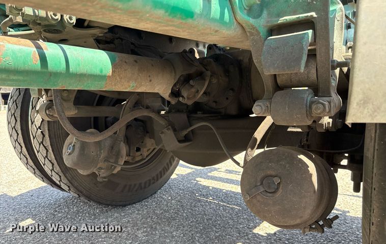 image for item DO7175 2001 Mack CHU612 semi truck