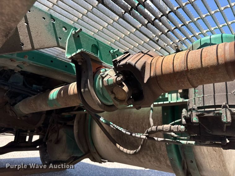 image for item DO7175 2001 Mack CHU612 semi truck