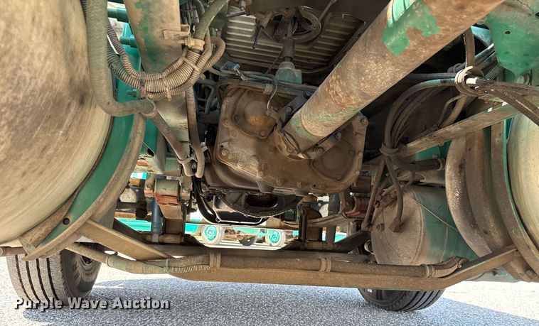 image for item DO7175 2001 Mack CHU612 semi truck