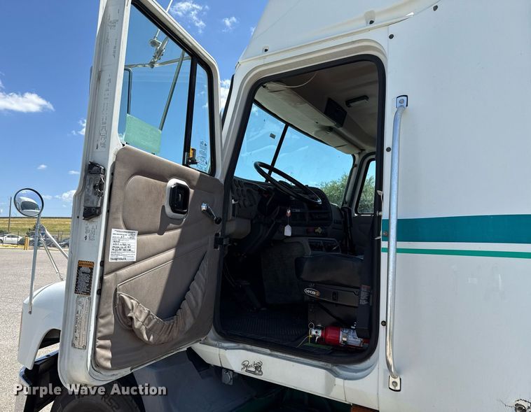 image for item DO7175 2001 Mack CHU612 semi truck