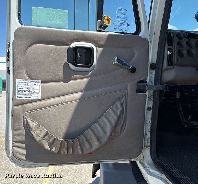 image for item DO7175 2001 Mack CHU612 semi truck