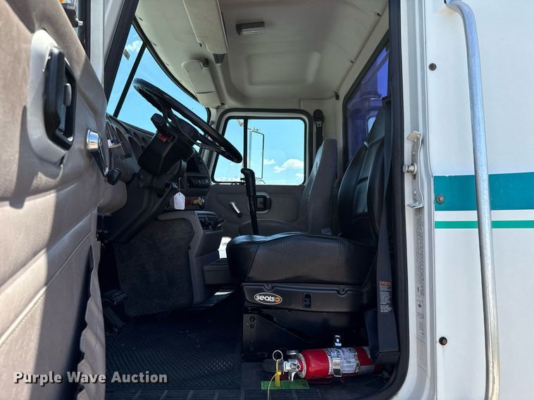 image for item DO7175 2001 Mack CHU612 semi truck