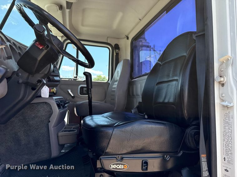 image for item DO7175 2001 Mack CHU612 semi truck