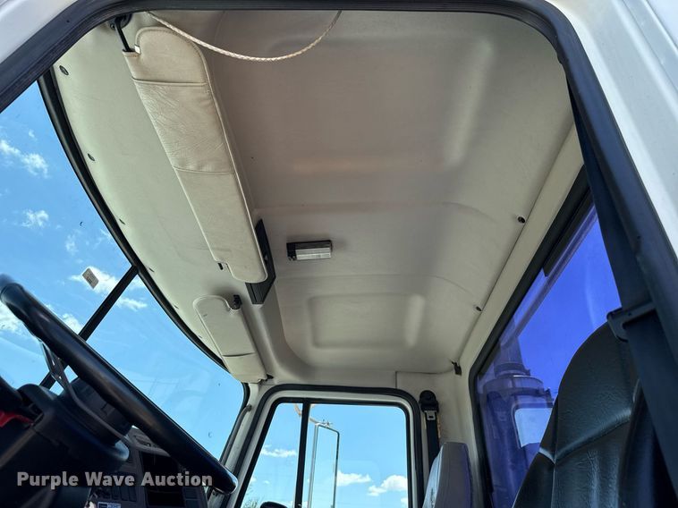 image for item DO7175 2001 Mack CHU612 semi truck