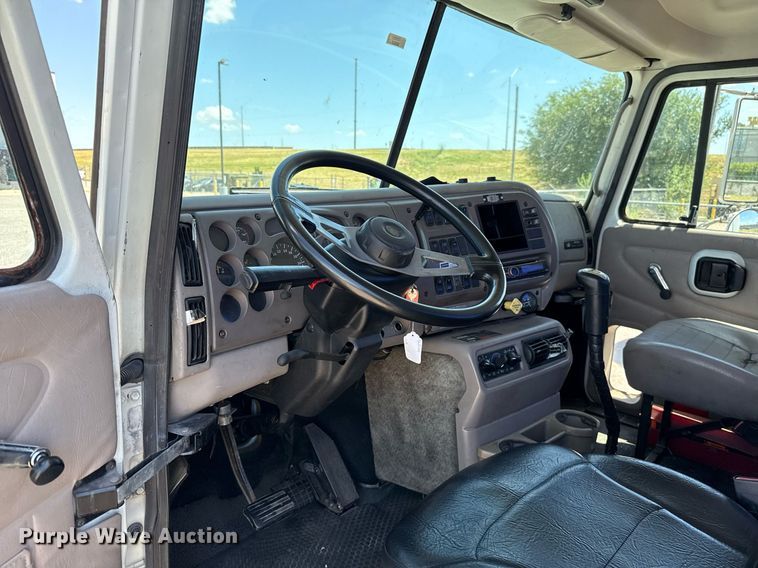 image for item DO7175 2001 Mack CHU612 semi truck