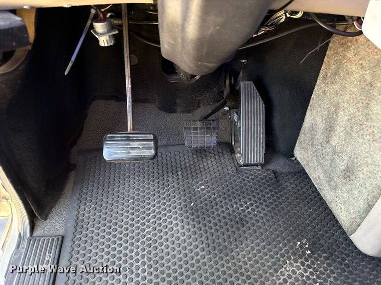 image for item DO7175 2001 Mack CHU612 semi truck