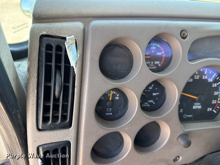 image for item DO7175 2001 Mack CHU612 semi truck