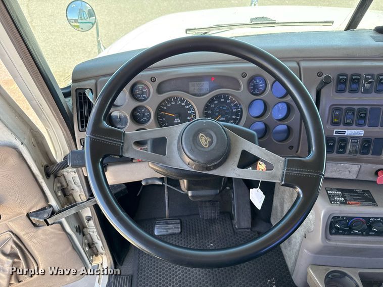 image for item DO7175 2001 Mack CHU612 semi truck