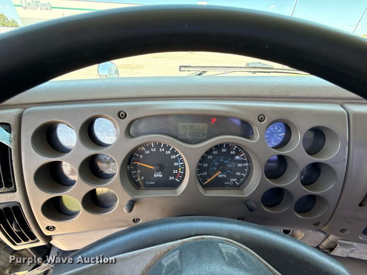 image for item DO7175 2001 Mack CHU612 semi truck