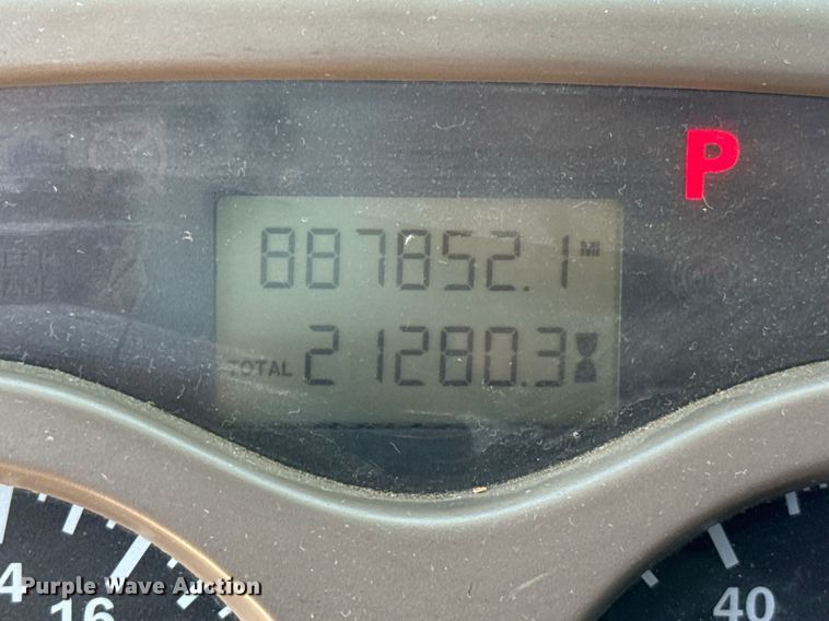 image for item DO7175 2001 Mack CHU612 semi truck