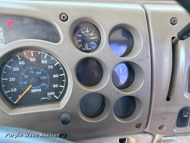 image for item DO7175 2001 Mack CHU612 semi truck