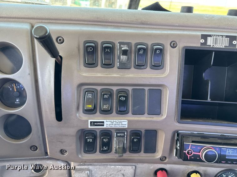 image for item DO7175 2001 Mack CHU612 semi truck