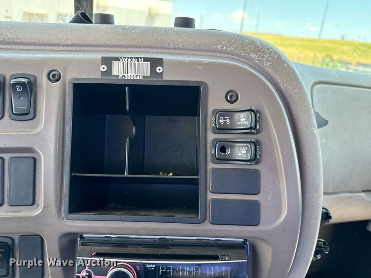 image for item DO7175 2001 Mack CHU612 semi truck