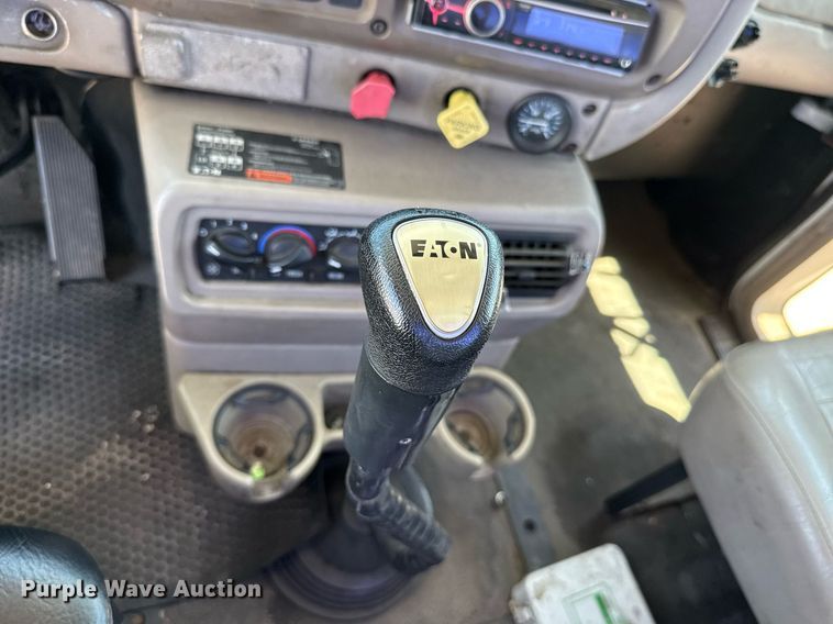 image for item DO7175 2001 Mack CHU612 semi truck