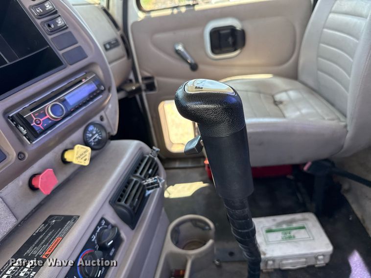 image for item DO7175 2001 Mack CHU612 semi truck