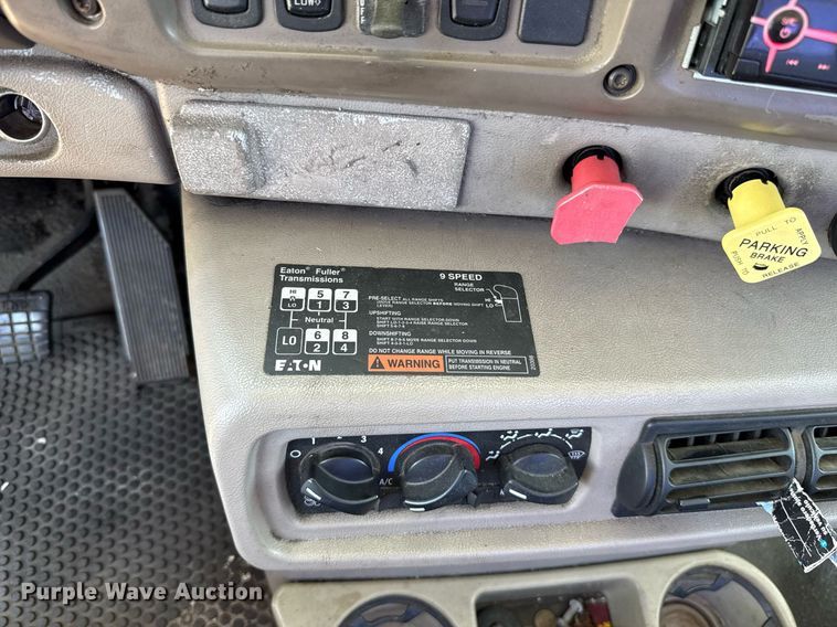 image for item DO7175 2001 Mack CHU612 semi truck