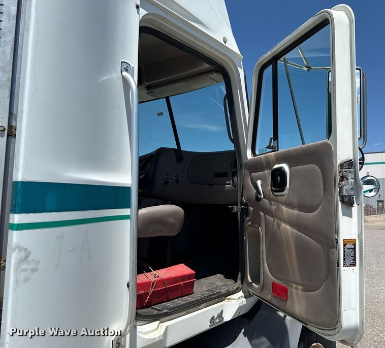 image for item DO7175 2001 Mack CHU612 semi truck