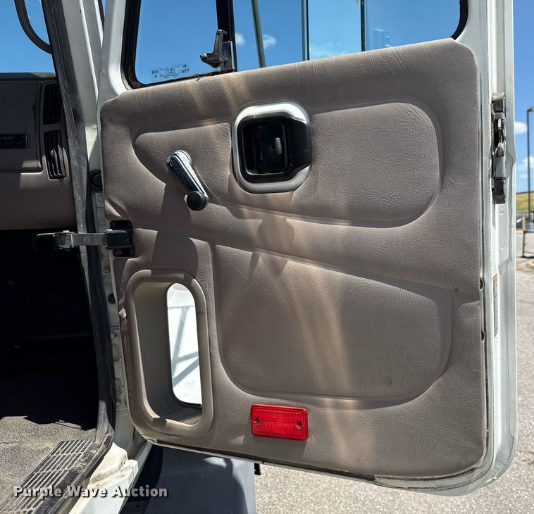 image for item DO7175 2001 Mack CHU612 semi truck