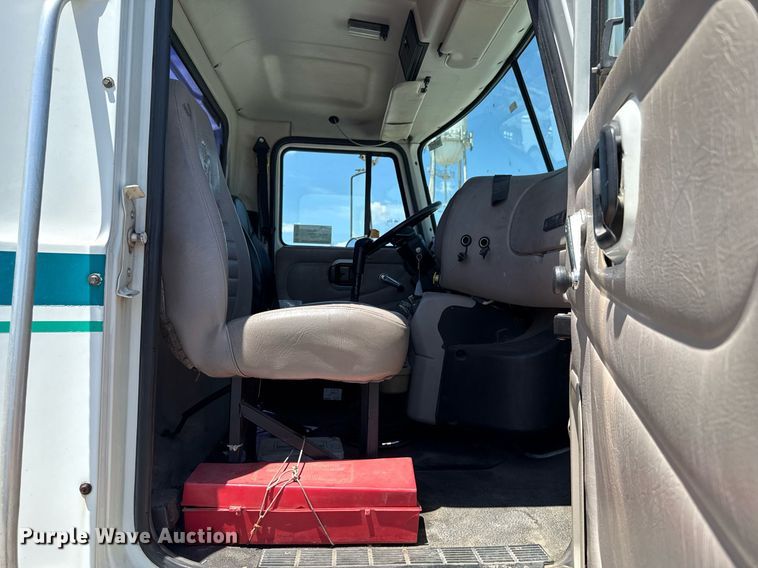 image for item DO7175 2001 Mack CHU612 semi truck