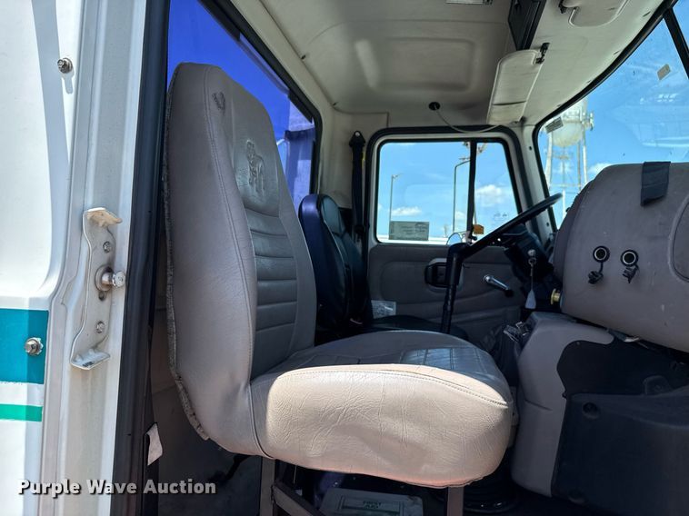 image for item DO7175 2001 Mack CHU612 semi truck