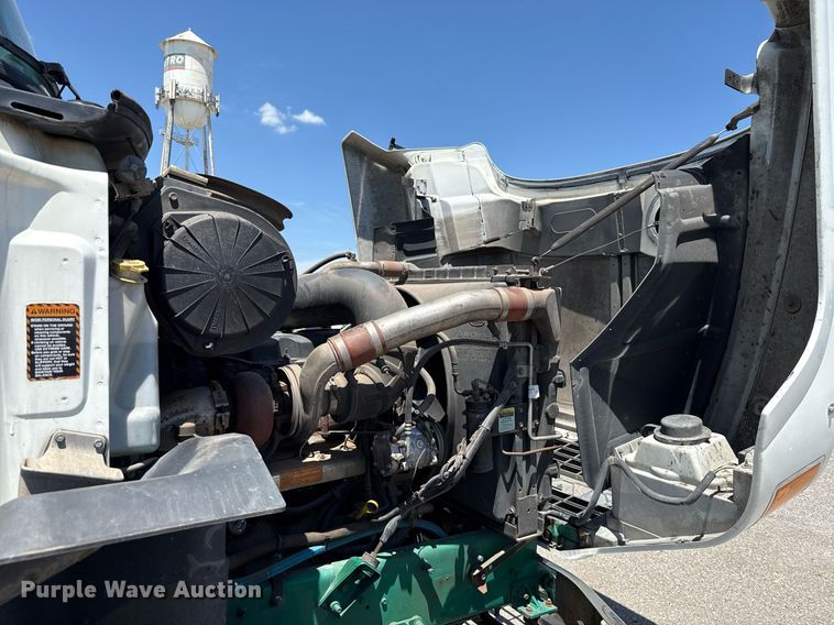 image for item DO7175 2001 Mack CHU612 semi truck