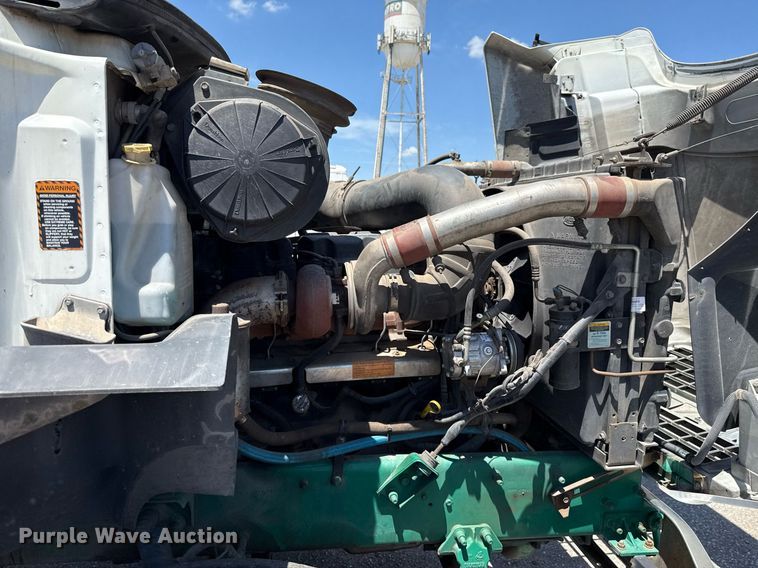 image for item DO7175 2001 Mack CHU612 semi truck