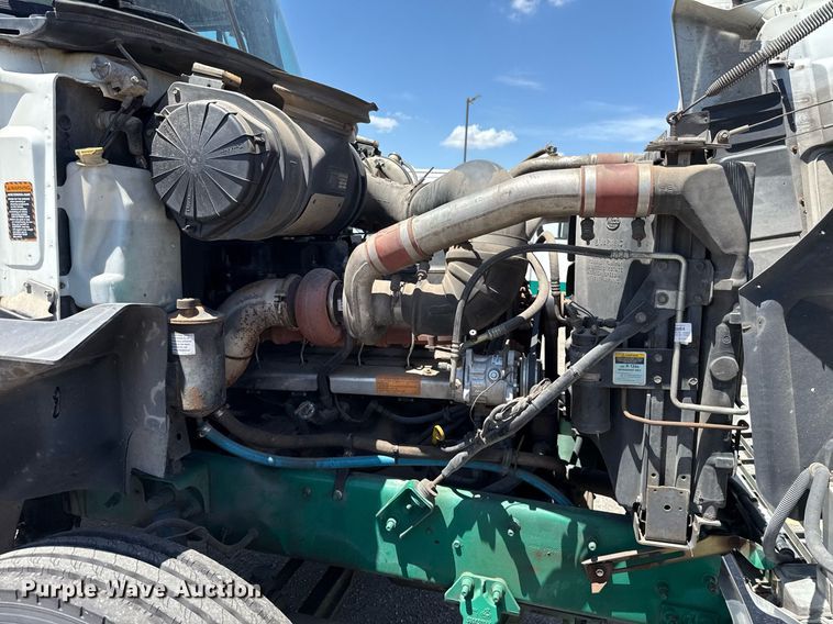 image for item DO7175 2001 Mack CHU612 semi truck