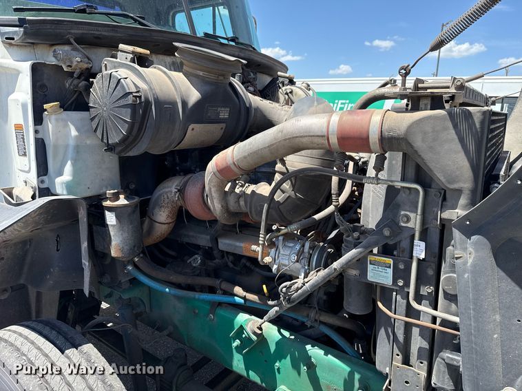 image for item DO7175 2001 Mack CHU612 semi truck