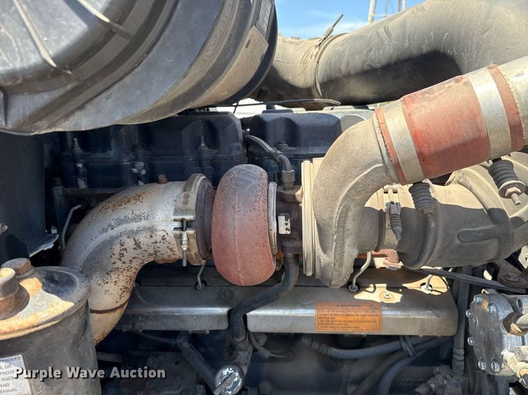 image for item DO7175 2001 Mack CHU612 semi truck