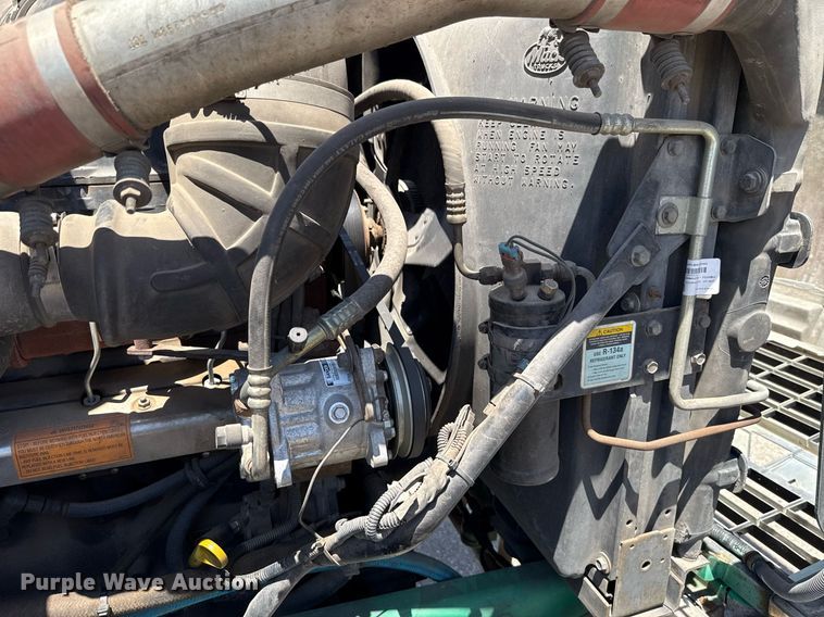 image for item DO7175 2001 Mack CHU612 semi truck