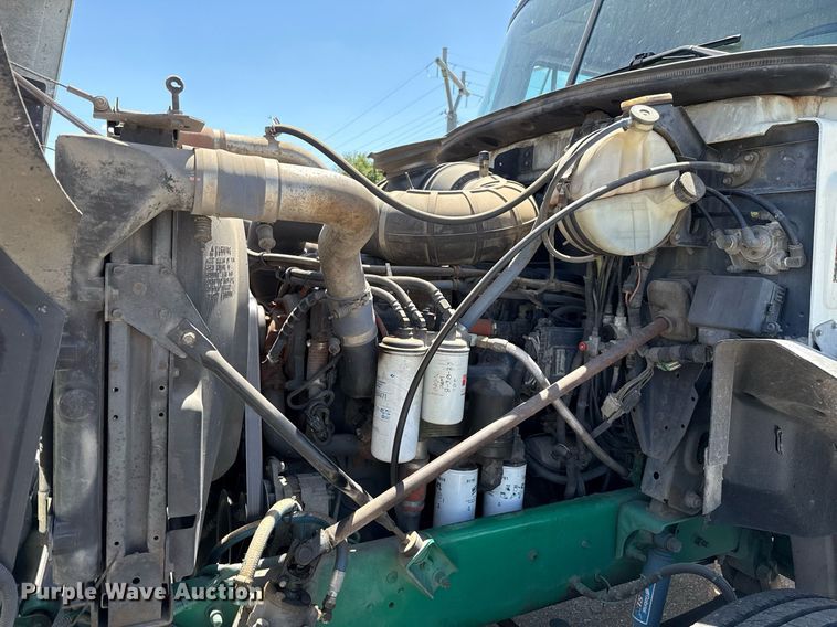 image for item DO7175 2001 Mack CHU612 semi truck