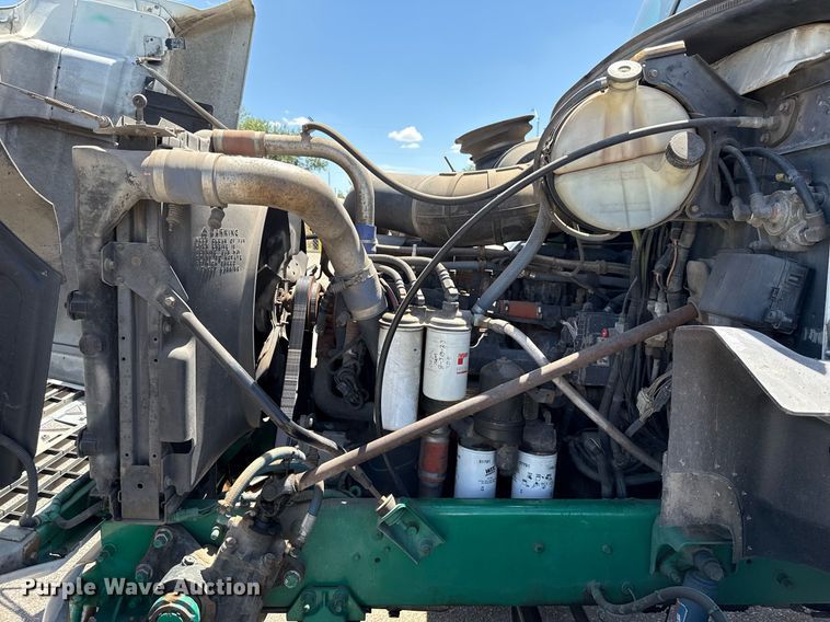 image for item DO7175 2001 Mack CHU612 semi truck