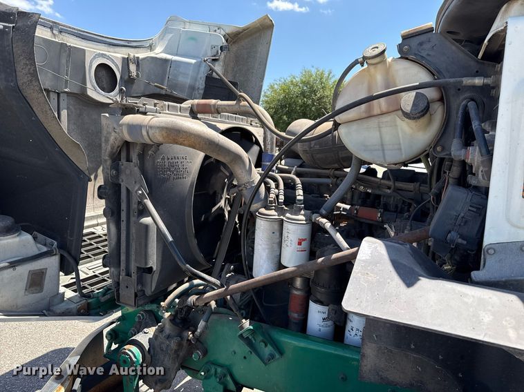 image for item DO7175 2001 Mack CHU612 semi truck