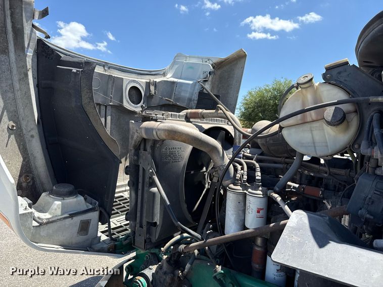 image for item DO7175 2001 Mack CHU612 semi truck