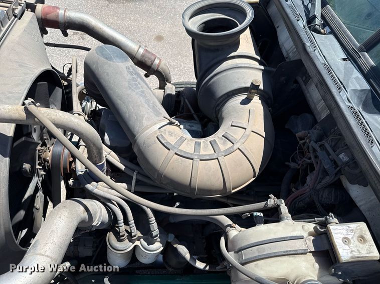 image for item DO7175 2001 Mack CHU612 semi truck