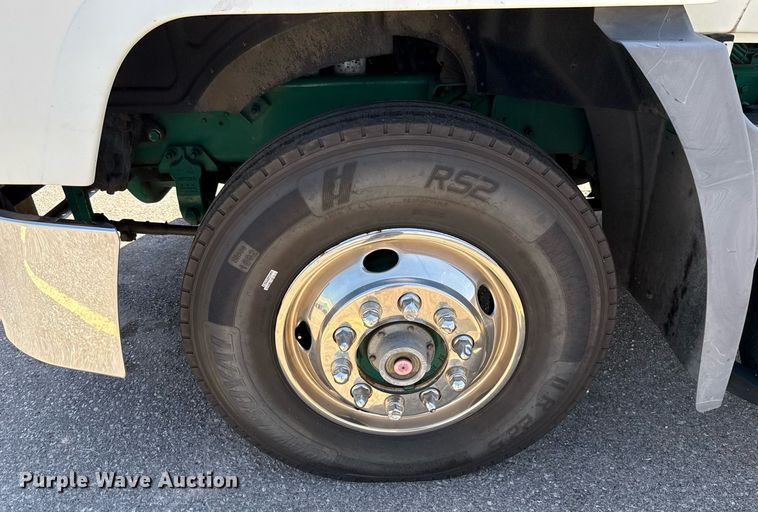 image for item DO7175 2001 Mack CHU612 semi truck