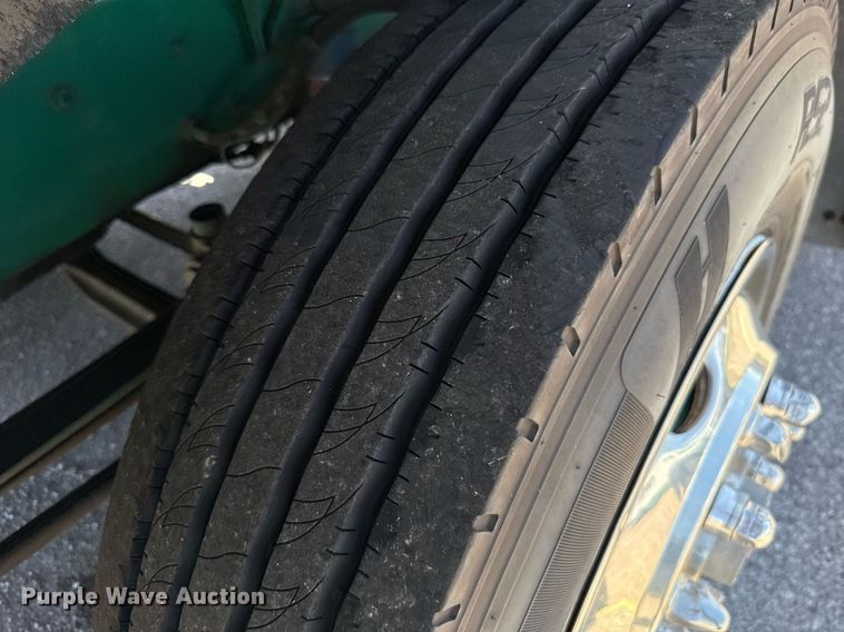 image for item DO7175 2001 Mack CHU612 semi truck