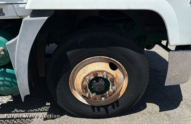 image for item DO7175 2001 Mack CHU612 semi truck