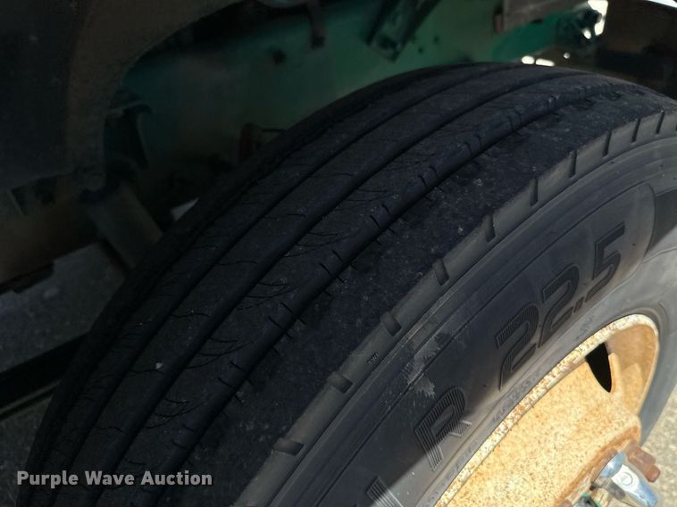 image for item DO7175 2001 Mack CHU612 semi truck