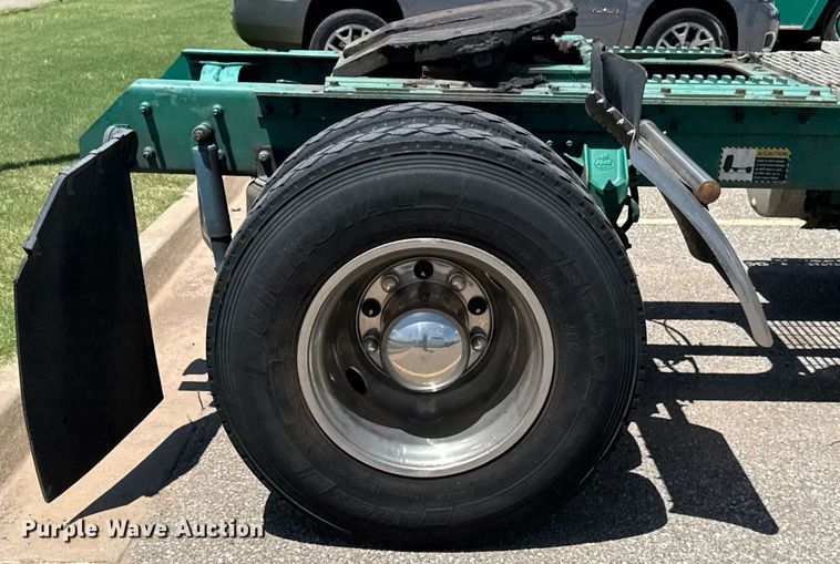 image for item DO7175 2001 Mack CHU612 semi truck