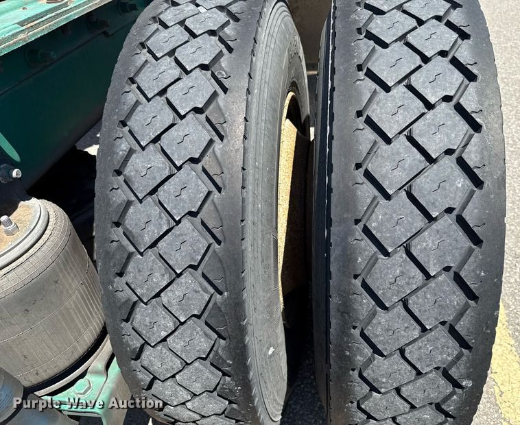 image for item DO7175 2001 Mack CHU612 semi truck