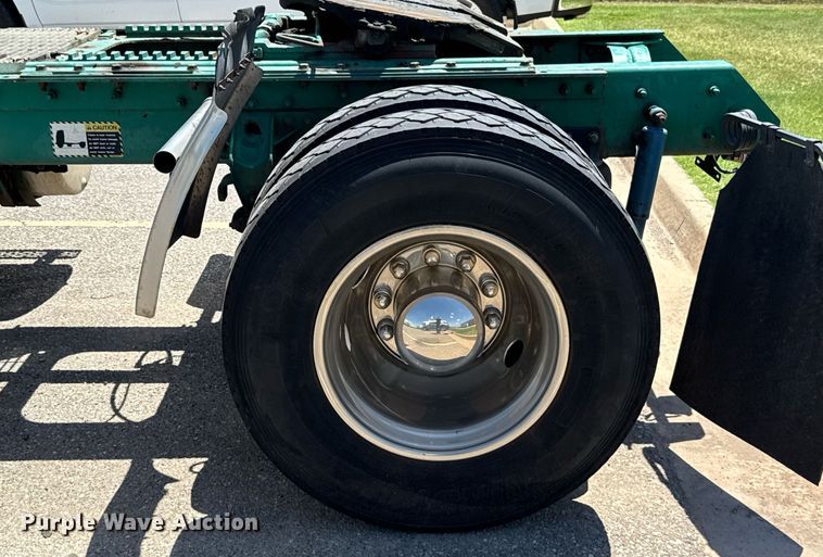 image for item DO7175 2001 Mack CHU612 semi truck