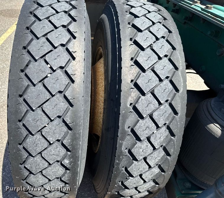 image for item DO7175 2001 Mack CHU612 semi truck