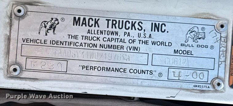 image for item DO7175 2001 Mack CHU612 semi truck