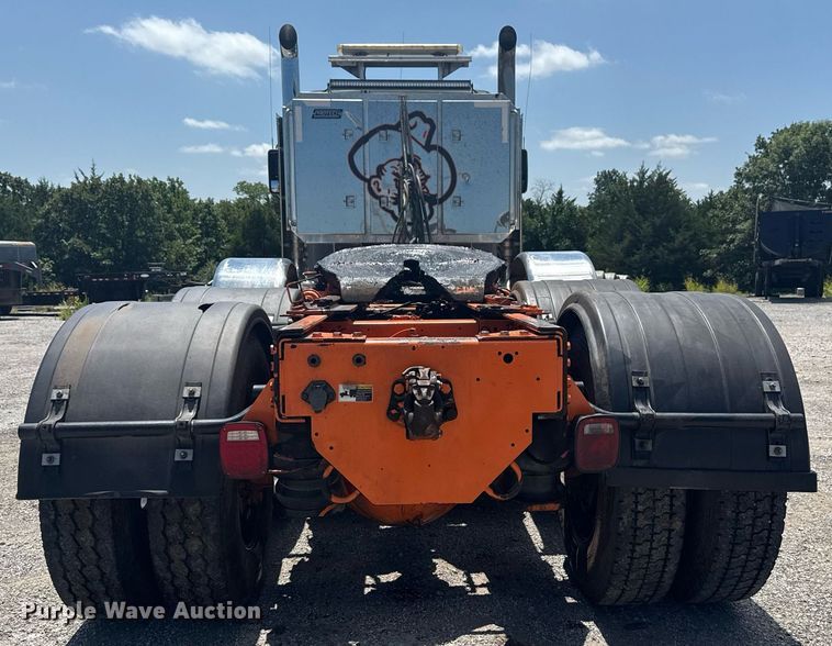 image for item DS3828 2021 Peterbilt 389 semi truck