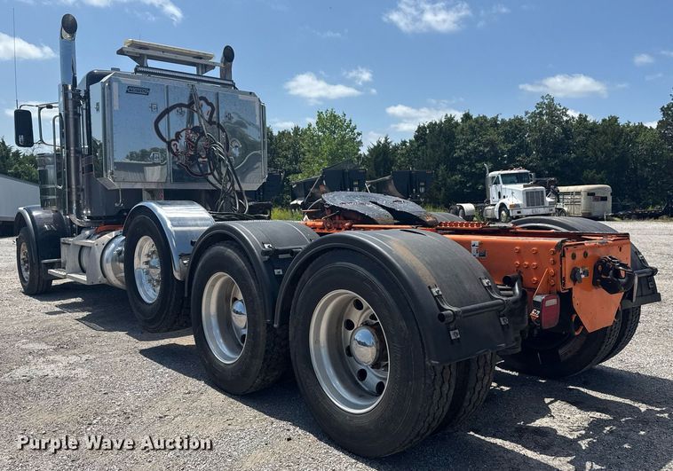 image for item DS3828 2021 Peterbilt 389 semi truck